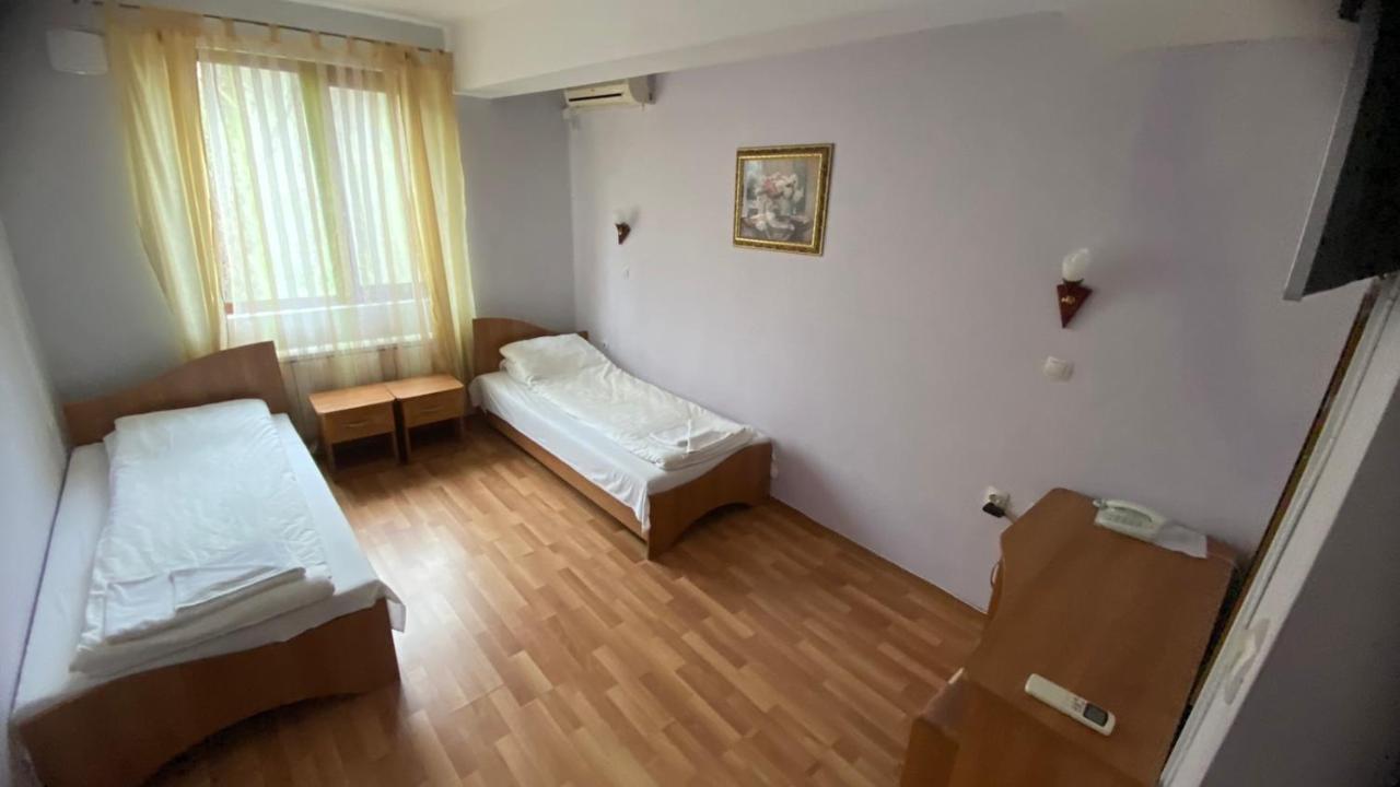 Хотел Галина Палас Srem Luaran gambar